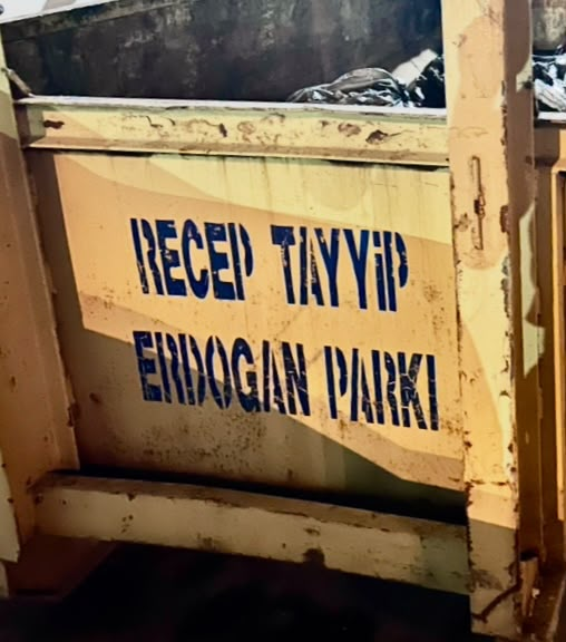 ahmetunluysafak's tweet photo. Cumhurbaşkanına yapılan saygısızlık asla kabul edilemez

Bir takipçim tarafından gönderilen resimleri görünce bu adamlar iyice zıvanadan çıktı dedim. Tamam Cumhurbaşkanını sevmeye bilirsiniz, eleştirebilirsiniz ama bir kamu kurumu olarak çöp konteynerinin üzerine Cumhurbaşkanının ismini yazarak bir makamı tahkir edemezsiniz. Benzer bir davranış bırakın sayın Cumhurbaşkanına hiçbir devlet büyüğüne yapılmaz. Bu açıkça terbiyesizlik ve seviyesizliktir. Hele hele bir belediyenin hangi saikle yaparsa yapsın kabul edilemez bir durumdur.

Ankara’da Batıkent’te Ankara Büyükşehir Belediyesine ait bulunan 2. Yüzyıl Parkı girişinde, 
üzerinde “Recep Tayyip Erdoğan Parkı” ibaresi bulunan büyük bir çöp konteynerinin yerleştirildiği ve bu konteynerin üstü açık şekilde çöp toplama amacıyla kullanıldığı görülmektedir.

* Söz konusu parkın resmî adının “2. Yüzyıl Parkı” olmasına rağmen,  üzerinde sayın Cumhurbaşkanının adının yazılı bulunduğu bir konteynerin park girişinde açık çöp kutusu olarak kullanılması;  kamu vicdanını rahatsız eden, devlet makamının saygınlığıyla bağdaşmayan ve toplumda yanlış algılara yol açabilecek bir görüntü oluşturmaktadır.

Bunun yanında;
1- Üstü açık şekilde çöp depolanması, özellikle yaz aylarında kötü koku, haşere oluşumu ve çevre kirliliğine neden olabilecek nitelikte olup çevre ve halk sağlığı açısından da uygun değildir.
2- Cumhurbaşkanlığı makamını temsil eden ismin, fiilen çöp konteyneri üzerinde yer alması ve bu şekilde kullanılması kamu yönetimi ciddiyetiyle bağdaşmamaktadır.
3- Kamu alanlarında kullanılan isimlendirmelerin, kişilerin onur ve saygınlığını zedeleyebilecek biçimde kullanılmaması gerektiği açıktır.

Bu nedenle;
1. Adı “ 2.Yüzyıl Parkı” olan bir parkın girişinde Üzerinde “Recep Tayyip Erdoğan Parkı” ibaresi bulunan çöp konteyneri derhâl kaldırılmalıdır. 
2. Park girişinde açık çöp konteyneri bulundurulması, çevre ve halk sağlığı yönünden incelenmelidir.
3. Konuyla ilgili olarak Cumhurbaşkanlığı makamını tahkir eden sorumlular hakkında gerekli idari inceleme ve işlemleri yapılmalıdır.
4. Benzer uygulamaların tekrar yaşanmaması için gerekli tedbirlerin alınmalıdır. @mansuryavas06