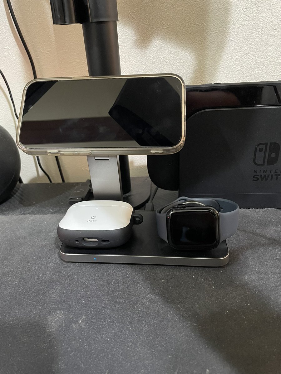 Raikun080618's tweet photo. iPhoneとApplewatchとAirPods同時に充電できるやついいな https://t.co/uBDLQ96s1k
