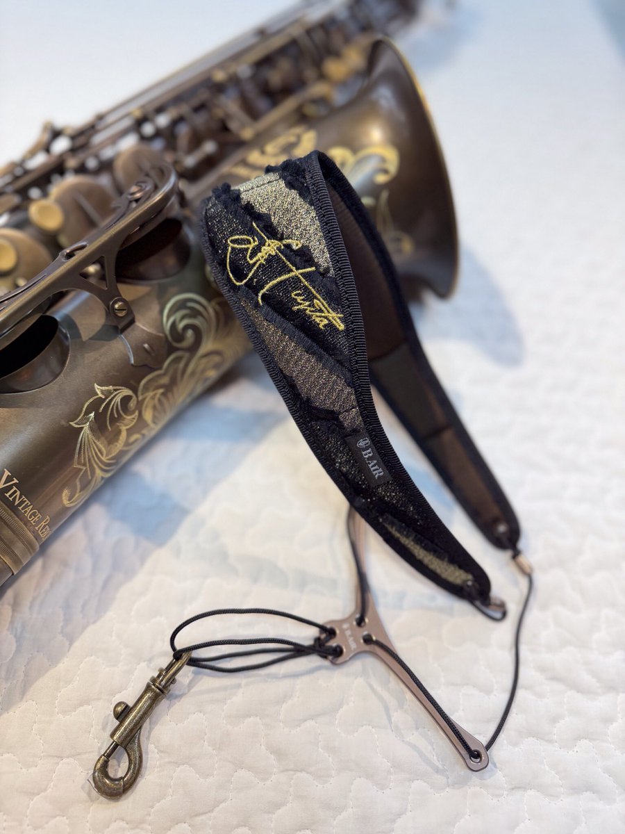saxophone_labo's tweet photo. 今のところ現物を見てるのは当店だけ⁉️

【BirdStrap PRO 藤田淳之介モデル】

渋カッコいいストラップが入荷しました🎷

当店でもいつもお世話になっている藤田淳之介さん（@JunnosukeFujita ）のアーティストモデルとなっています✨

入荷したサイズはMとLサイズです👀
ぜひ店頭でご覧ください👍 https://t.co/fX8sC16gIx