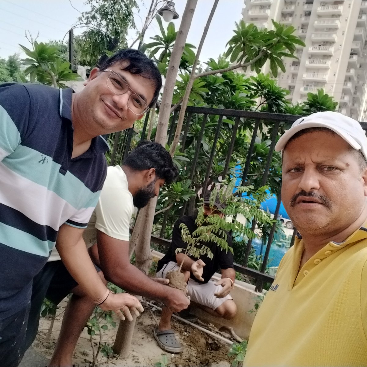SumeerPandit's tweet photo. हमने अपनी माँ धरती के प्रति अपना योगदान देते हुए वृक्षारोपण किया। 🌱🌍
आइए, अधिक से अधिक पेड़ लगाकर पर्यावरण की रक्षा करें और आने वाली पीढ़ियों के लिए एक स्वच्छ, हरित और स्वस्थ भविष्य का निर्माण करें।
"एक पेड़ – अनेक जीवन।" 🌳💚 https://t.co/VZPHVpZ8yr