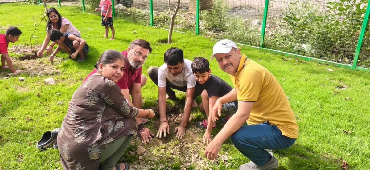 SumeerPandit's tweet photo. हमने अपनी माँ धरती के प्रति अपना योगदान देते हुए वृक्षारोपण किया। 🌱🌍
आइए, अधिक से अधिक पेड़ लगाकर पर्यावरण की रक्षा करें और आने वाली पीढ़ियों के लिए एक स्वच्छ, हरित और स्वस्थ भविष्य का निर्माण करें।
"एक पेड़ – अनेक जीवन।" 🌳💚 https://t.co/VZPHVpZ8yr