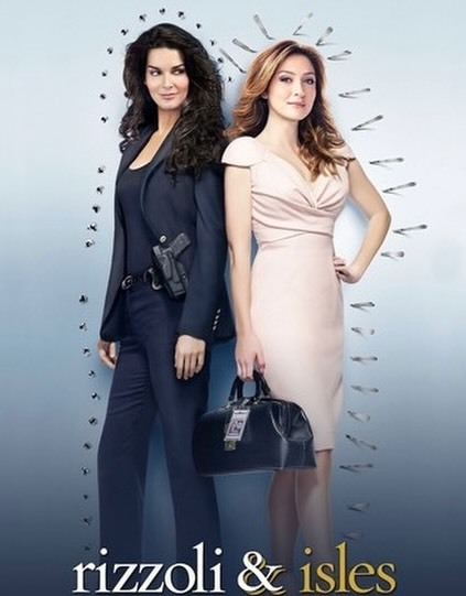 PIUpdate's tweet photo. 📺 July 12, 2010: “Rizzoli &amp; Isles” premiered on TNT. The buddy cop-medical examiner comedy-drama that starred Angie Harmon, Sasha Alexander and Lorraine Bracco was one of cable’s biggest hits of the 2010’s. It ran for seven seasons. https://t.co/sBi1dbOuvM https://t.co/96FDy3QP6Z