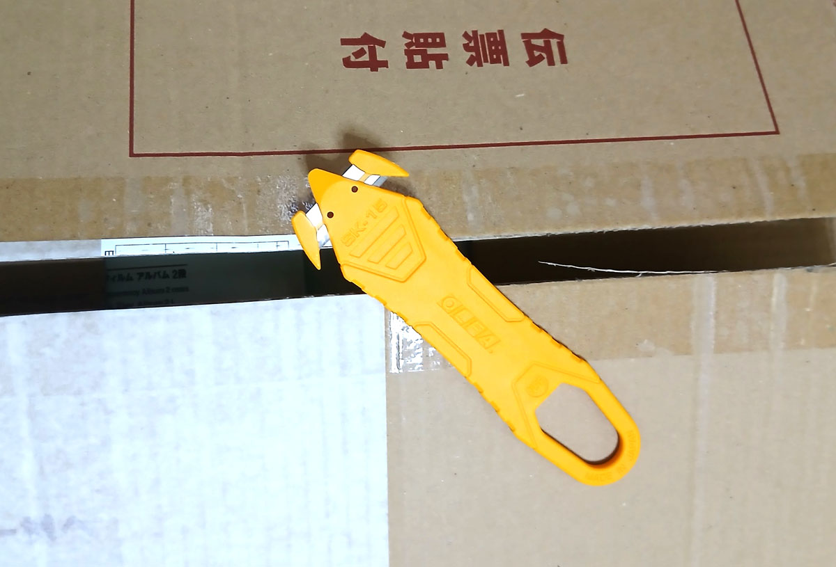 suzuki_kenya's tweet photo. オルファと言えば黒刃シリーズの圧倒的な切れ味もそうなんだけど、この開梱用カッター『カイコーン』が凄まじく便利。これ一本でダンボールが簡単に開封・解体できる。荷ヒモも切れるし持ち運びも安全。通販でモノいっぱい買う人や同人イベントでダンボール捌く人にオススメ。 https://t.co/DtMdW9B7oj
