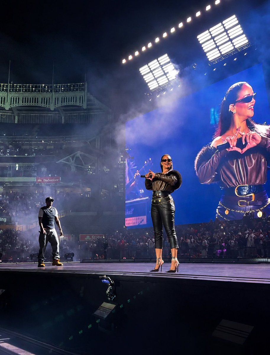 Jeisongarciag's tweet photo. #rihanna #jay_z #Jayz #riri https://t.co/eFNL9FBXXf