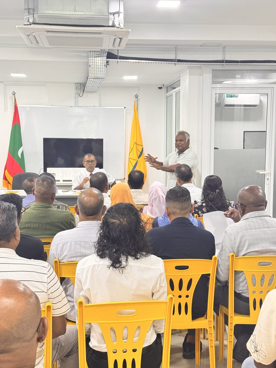MDPSecretariat's tweet photo. އެމްޑީޕީގެ ޗެއަރޕާސަން ރައީސް @MohamedNasheed އެމްޑީޕީގެ ލާމަރުކަޒީ ކޮމެޓީގެ މެންބަރުންނާއި ބައްދަލު ކުރެއްވުން ކުރިއަށްދަނީ. https://t.co/cLphq4OxER