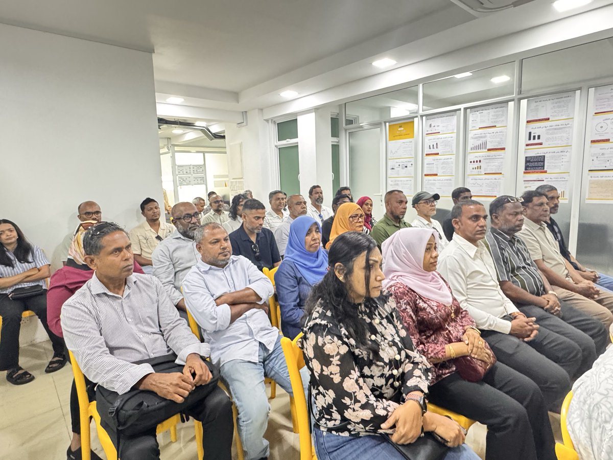 MDPSecretariat's tweet photo. އެމްޑީޕީގެ ޗެއަރޕާސަން ރައީސް @MohamedNasheed އެމްޑީޕީގެ ލާމަރުކަޒީ ކޮމެޓީގެ މެންބަރުންނާއި ބައްދަލު ކުރެއްވުން ކުރިއަށްދަނީ. https://t.co/cLphq4OxER