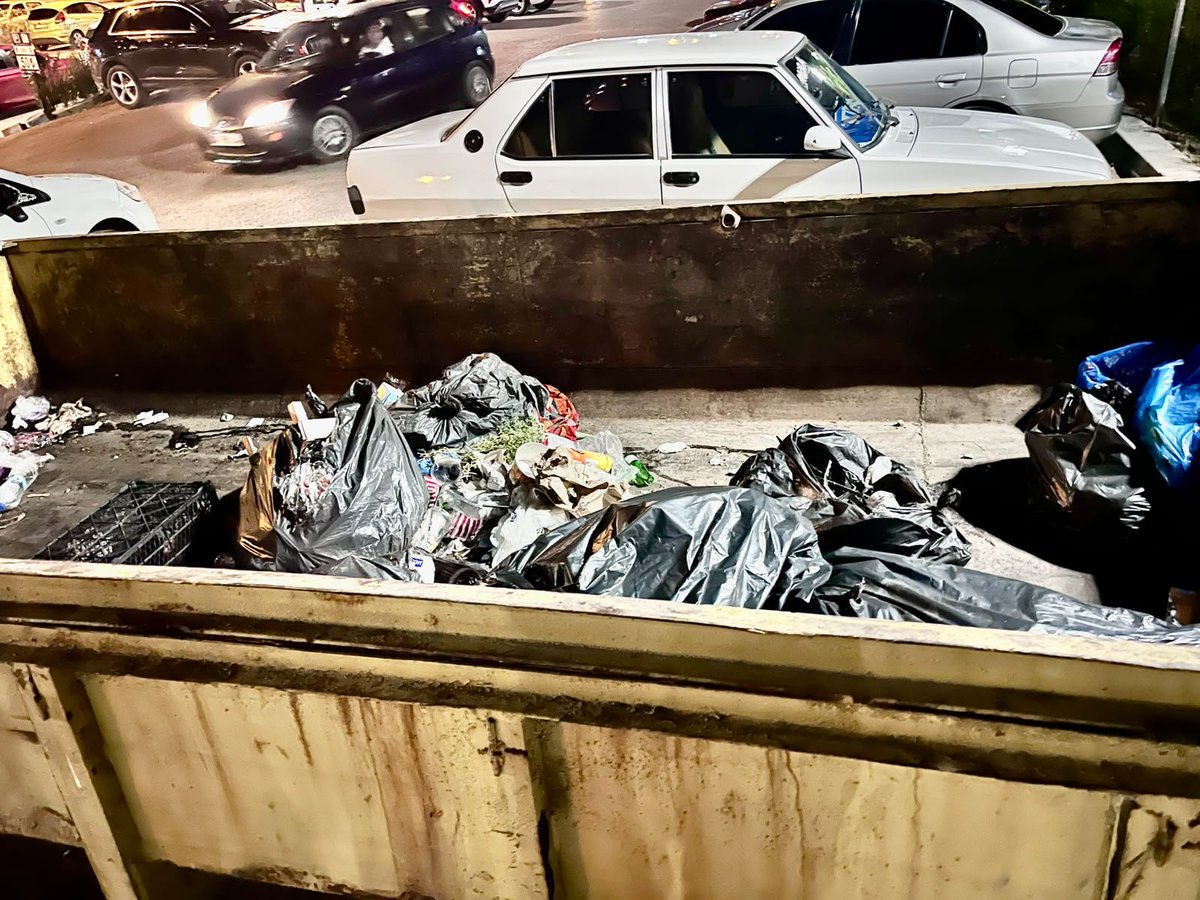 ahmetunluysafak's tweet photo. Cumhurbaşkanına yapılan saygısızlık asla kabul edilemez

Bir takipçim tarafından gönderilen resimleri görünce bu adamlar iyice zıvanadan çıktı dedim. Tamam Cumhurbaşkanını sevmeye bilirsiniz, eleştirebilirsiniz ama bir kamu kurumu olarak çöp konteynerinin üzerine Cumhurbaşkanının ismini yazarak bir makamı tahkir edemezsiniz. Benzer bir davranış bırakın sayın Cumhurbaşkanına hiçbir devlet büyüğüne yapılmaz. Bu açıkça terbiyesizlik ve seviyesizliktir. Hele hele bir belediyenin hangi saikle yaparsa yapsın kabul edilemez bir durumdur.

Ankara’da Batıkent’te Ankara Büyükşehir Belediyesine ait bulunan 2. Yüzyıl Parkı girişinde, 
üzerinde “Recep Tayyip Erdoğan Parkı” ibaresi bulunan büyük bir çöp konteynerinin yerleştirildiği ve bu konteynerin üstü açık şekilde çöp toplama amacıyla kullanıldığı görülmektedir.

* Söz konusu parkın resmî adının “2. Yüzyıl Parkı” olmasına rağmen,  üzerinde sayın Cumhurbaşkanının adının yazılı bulunduğu bir konteynerin park girişinde açık çöp kutusu olarak kullanılması;  kamu vicdanını rahatsız eden, devlet makamının saygınlığıyla bağdaşmayan ve toplumda yanlış algılara yol açabilecek bir görüntü oluşturmaktadır.

Bunun yanında;
1- Üstü açık şekilde çöp depolanması, özellikle yaz aylarında kötü koku, haşere oluşumu ve çevre kirliliğine neden olabilecek nitelikte olup çevre ve halk sağlığı açısından da uygun değildir.
2- Cumhurbaşkanlığı makamını temsil eden ismin, fiilen çöp konteyneri üzerinde yer alması ve bu şekilde kullanılması kamu yönetimi ciddiyetiyle bağdaşmamaktadır.
3- Kamu alanlarında kullanılan isimlendirmelerin, kişilerin onur ve saygınlığını zedeleyebilecek biçimde kullanılmaması gerektiği açıktır.

Bu nedenle;
1. Adı “ 2.Yüzyıl Parkı” olan bir parkın girişinde Üzerinde “Recep Tayyip Erdoğan Parkı” ibaresi bulunan çöp konteyneri derhâl kaldırılmalıdır. 
2. Park girişinde açık çöp konteyneri bulundurulması, çevre ve halk sağlığı yönünden incelenmelidir.
3. Konuyla ilgili olarak Cumhurbaşkanlığı makamını tahkir eden sorumlular hakkında gerekli idari inceleme ve işlemleri yapılmalıdır.
4. Benzer uygulamaların tekrar yaşanmaması için gerekli tedbirlerin alınmalıdır. @mansuryavas06