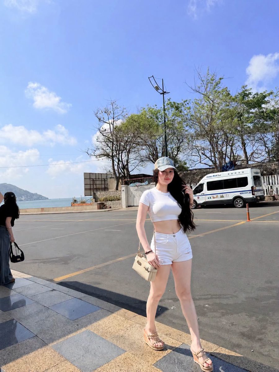 quynhnga2002's tweet photo. Nắng c..ực lắm đó nha anh😋 https://t.co/9Y58I0tH7i