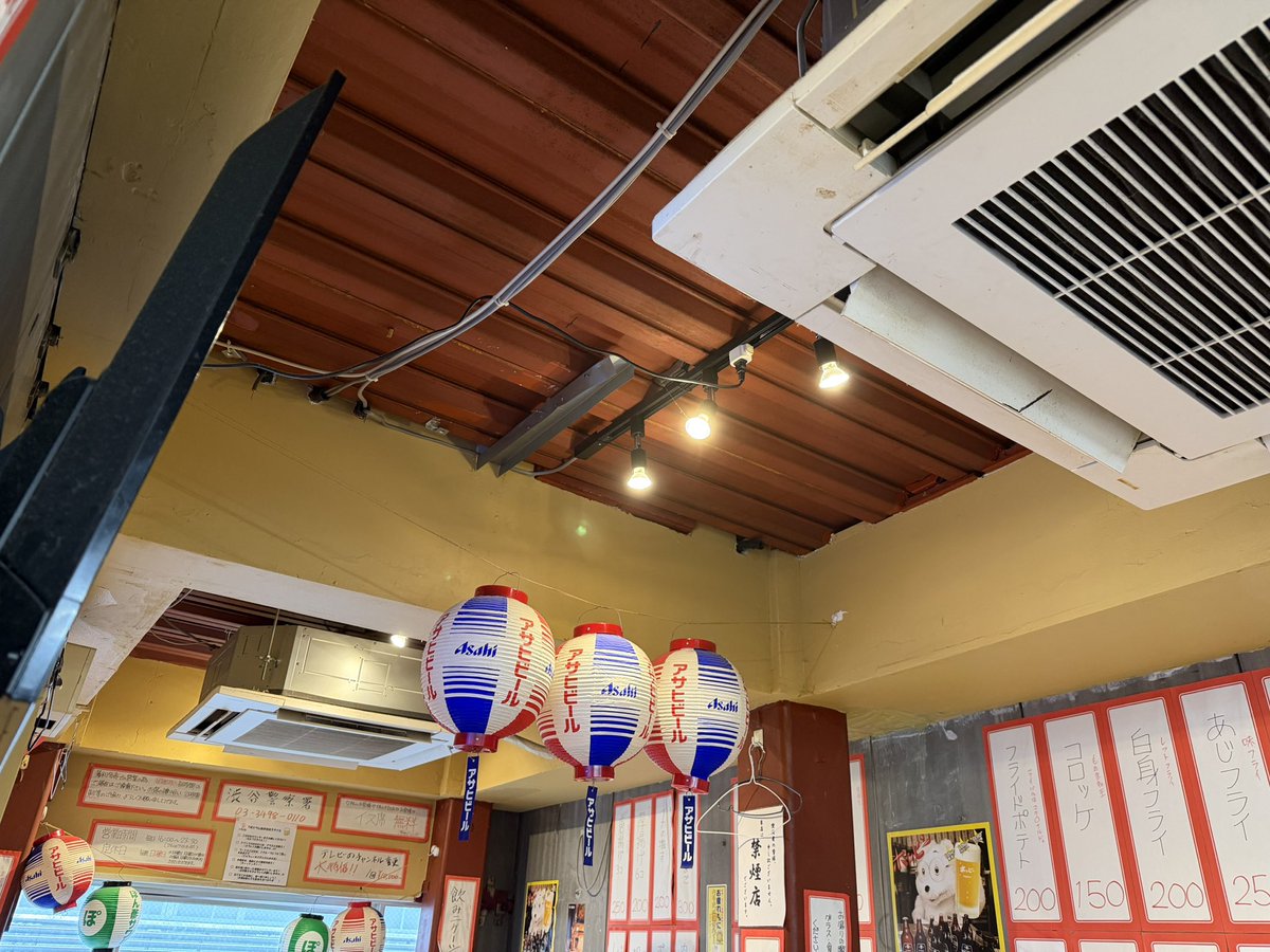 今週も土曜日まで🈺 月曜日 16時〜23時30分(23時L.O) 狭い店内に2台の