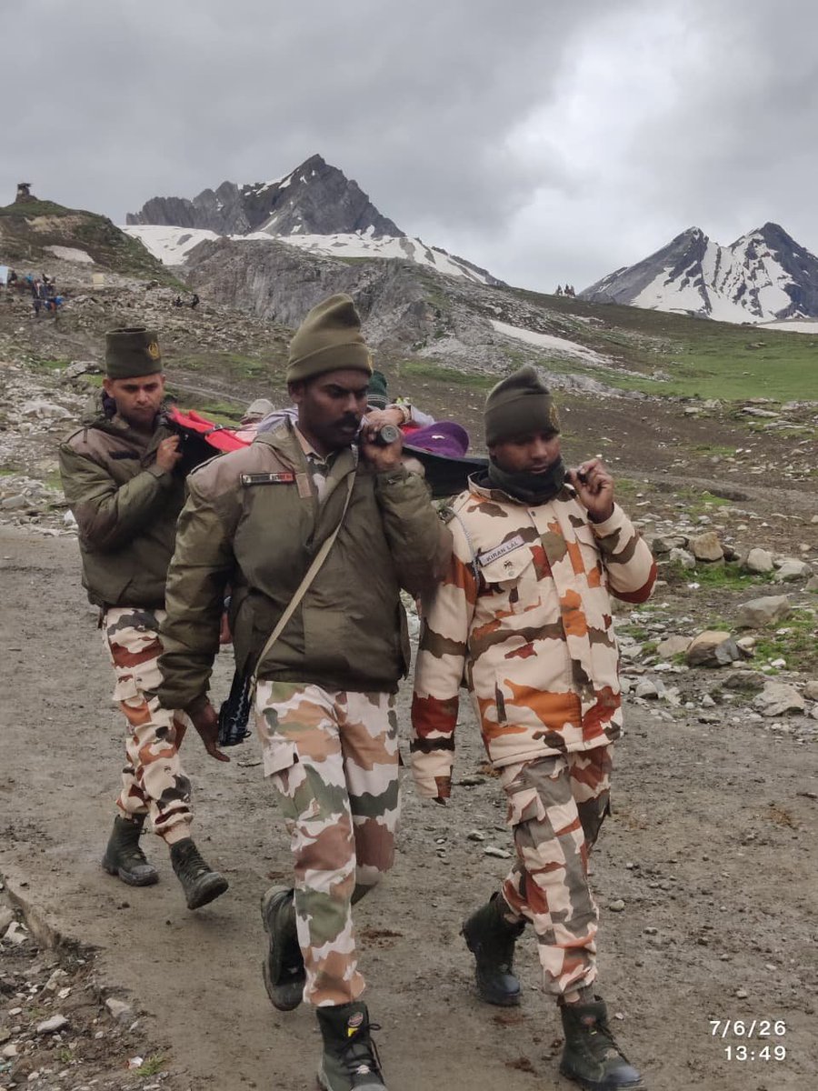 ITBP_official's tweet photo. Helping beyond duty!

Along the challenging routes of #ShriAmarnathJiYatra2026, #ITBP #Himveers and #Himveerangnas are extending every possible assistance to pilgrims—supporting the exhausted, providing first aid, administering oxygen and standing by them with care at every step. https://t.co/2KpS2CdqsB