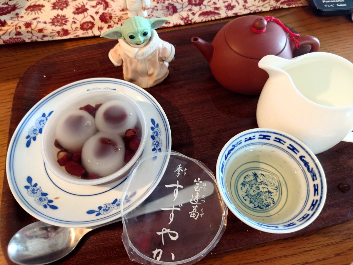 t_bewith's tweet photo. くずのスィーツ食べようとしたら、パトゥな感じだった。
グーちゃんそれ卵じゃないよ💦 https://t.co/1NiANLrp3n