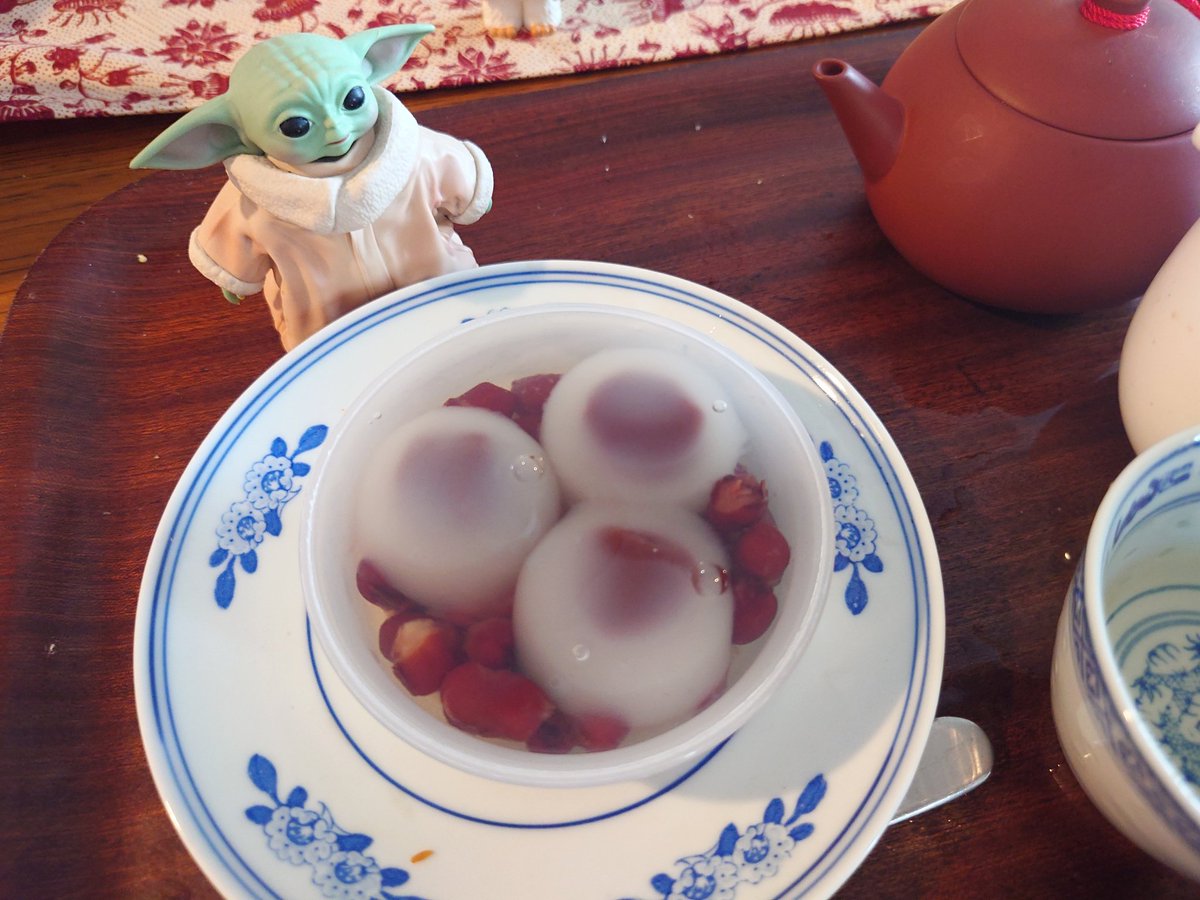t_bewith's tweet photo. くずのスィーツ食べようとしたら、パトゥな感じだった。
グーちゃんそれ卵じゃないよ💦 https://t.co/1NiANLrp3n
