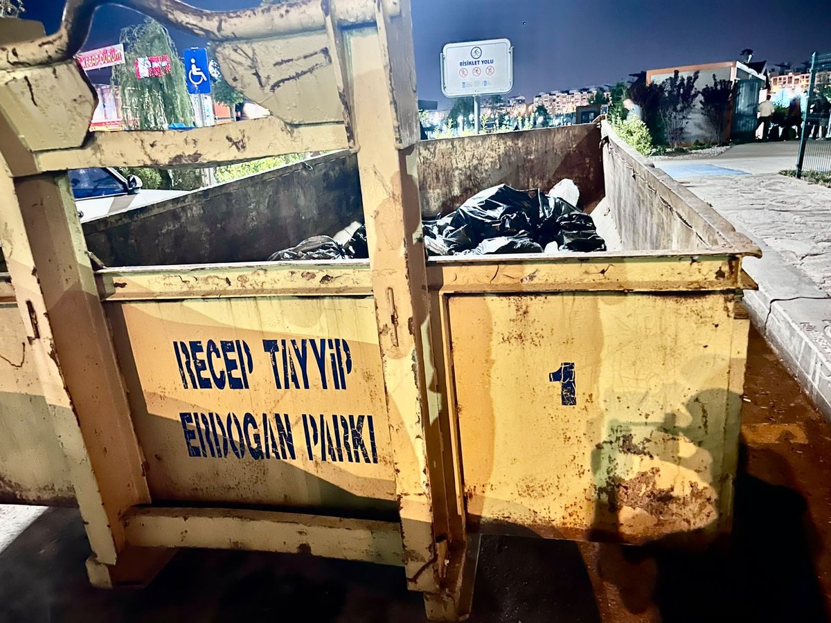 ahmetunluysafak's tweet photo. Cumhurbaşkanına yapılan saygısızlık asla kabul edilemez

Bir takipçim tarafından gönderilen resimleri görünce bu adamlar iyice zıvanadan çıktı dedim. Tamam Cumhurbaşkanını sevmeye bilirsiniz, eleştirebilirsiniz ama bir kamu kurumu olarak çöp konteynerinin üzerine Cumhurbaşkanının ismini yazarak bir makamı tahkir edemezsiniz. Benzer bir davranış bırakın sayın Cumhurbaşkanına hiçbir devlet büyüğüne yapılmaz. Bu açıkça terbiyesizlik ve seviyesizliktir. Hele hele bir belediyenin hangi saikle yaparsa yapsın kabul edilemez bir durumdur.

Ankara’da Batıkent’te Ankara Büyükşehir Belediyesine ait bulunan 2. Yüzyıl Parkı girişinde, 
üzerinde “Recep Tayyip Erdoğan Parkı” ibaresi bulunan büyük bir çöp konteynerinin yerleştirildiği ve bu konteynerin üstü açık şekilde çöp toplama amacıyla kullanıldığı görülmektedir.

* Söz konusu parkın resmî adının “2. Yüzyıl Parkı” olmasına rağmen,  üzerinde sayın Cumhurbaşkanının adının yazılı bulunduğu bir konteynerin park girişinde açık çöp kutusu olarak kullanılması;  kamu vicdanını rahatsız eden, devlet makamının saygınlığıyla bağdaşmayan ve toplumda yanlış algılara yol açabilecek bir görüntü oluşturmaktadır.

Bunun yanında;
1- Üstü açık şekilde çöp depolanması, özellikle yaz aylarında kötü koku, haşere oluşumu ve çevre kirliliğine neden olabilecek nitelikte olup çevre ve halk sağlığı açısından da uygun değildir.
2- Cumhurbaşkanlığı makamını temsil eden ismin, fiilen çöp konteyneri üzerinde yer alması ve bu şekilde kullanılması kamu yönetimi ciddiyetiyle bağdaşmamaktadır.
3- Kamu alanlarında kullanılan isimlendirmelerin, kişilerin onur ve saygınlığını zedeleyebilecek biçimde kullanılmaması gerektiği açıktır.

Bu nedenle;
1. Adı “ 2.Yüzyıl Parkı” olan bir parkın girişinde Üzerinde “Recep Tayyip Erdoğan Parkı” ibaresi bulunan çöp konteyneri derhâl kaldırılmalıdır. 
2. Park girişinde açık çöp konteyneri bulundurulması, çevre ve halk sağlığı yönünden incelenmelidir.
3. Konuyla ilgili olarak Cumhurbaşkanlığı makamını tahkir eden sorumlular hakkında gerekli idari inceleme ve işlemleri yapılmalıdır.
4. Benzer uygulamaların tekrar yaşanmaması için gerekli tedbirlerin alınmalıdır. @mansuryavas06