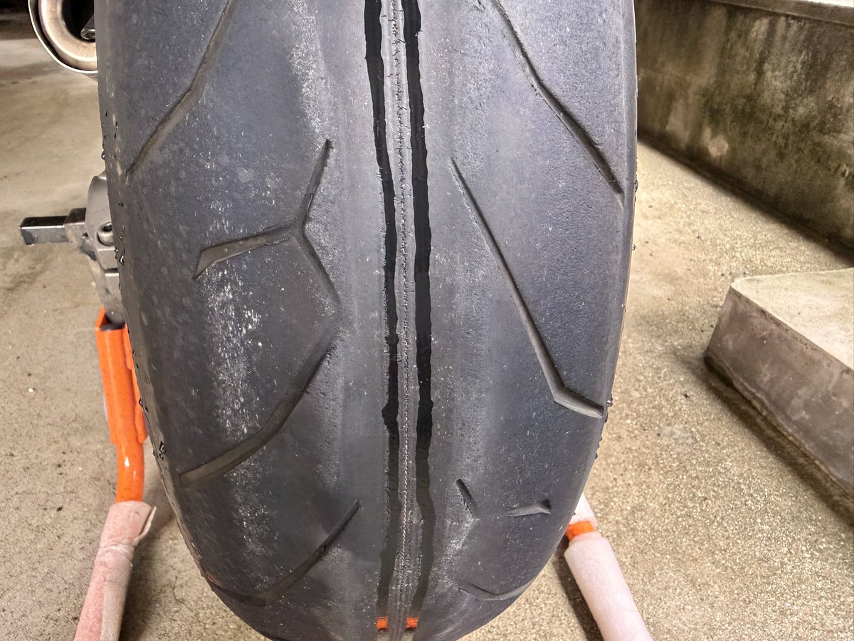 _nishiy_'s tweet photo. タイヤやばいから見積もりに #レッドバロン オイル交換とスマートディスプレイの取り付けを添えて #kaedear https://t.co/QjOpzxl4lj