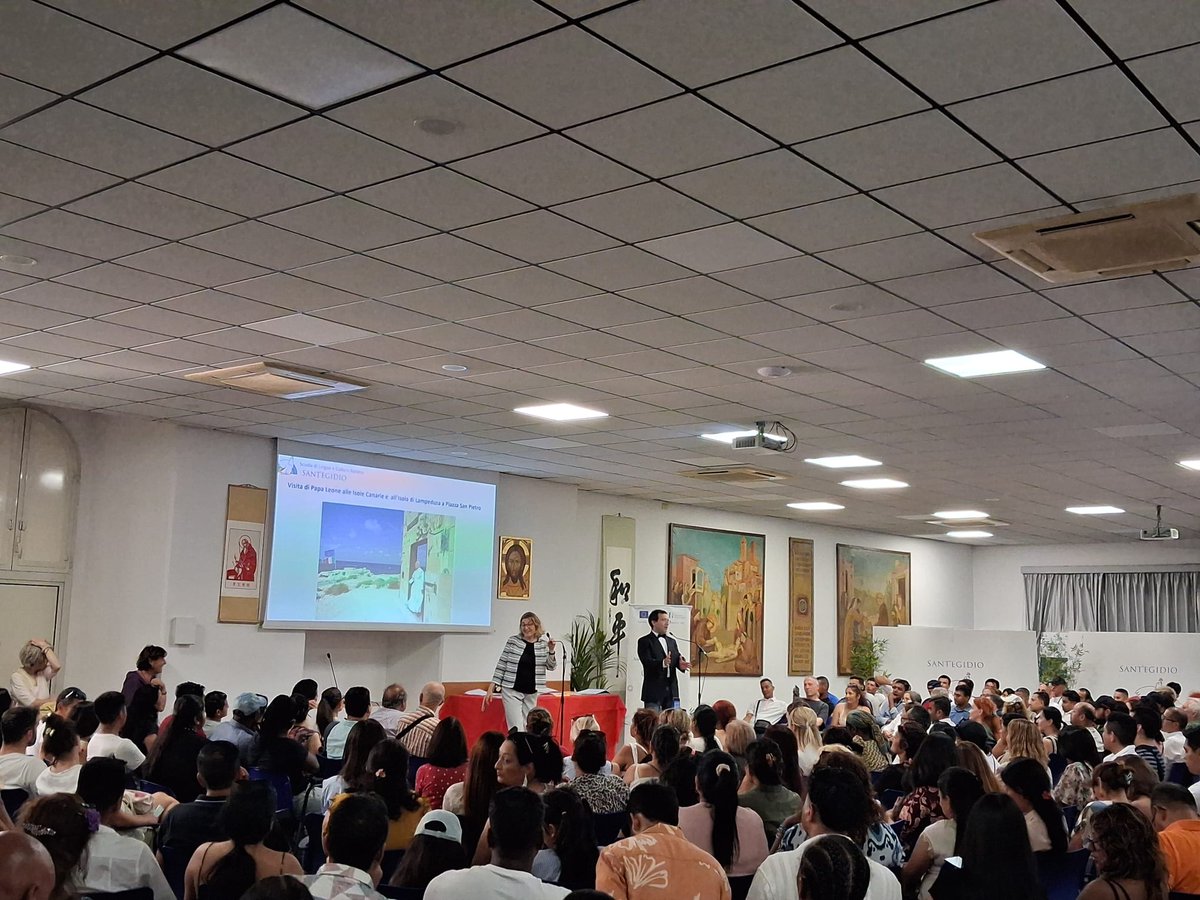 fradepal's tweet photo. Festa della consegna dei diplomi alla Scuola di Lingua e Cultura Italiana di @santegidionews, Roma: chi ascoltasse questi studenti raccontare le difficoltà attraversate, la loro speranza nel futuro, la loro scommessa sull'Italia, ragionerebbe di migrazione in modo nuovo ... https://t.co/0v6WJyQ5R9