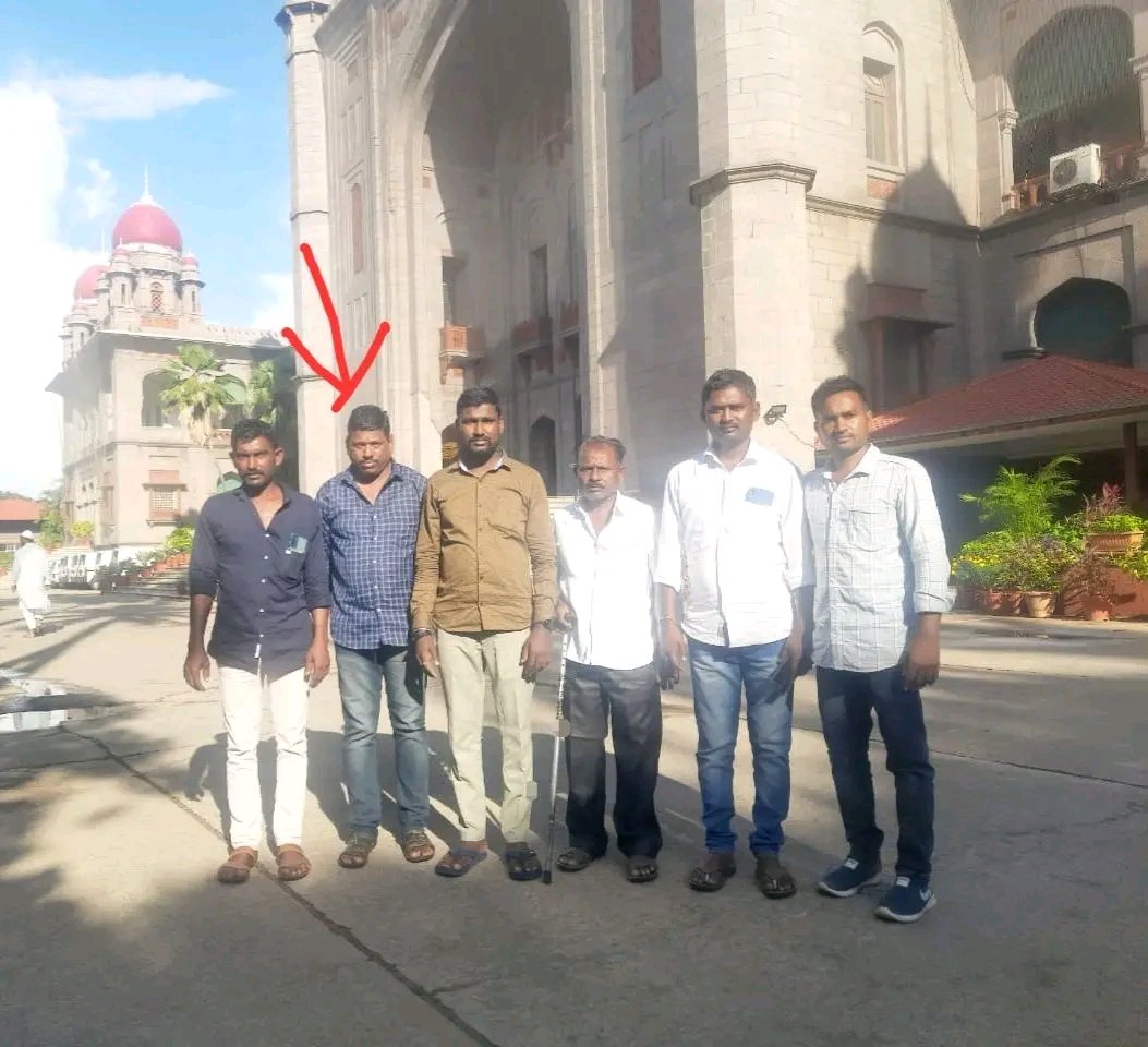 Praja_Snklpm's tweet photo. #telanganahighcourt #justice ??
#nerella @TelanganaCMO
@IPRTelangana @TelanganaDGP
పోలీసులు కొట్టిన దెబ్బలకు మాపై ప్రయోగించిన థర్డ్ డిగ్రీకి నేరెళ్ల బాధితులలో ఒకరైన గంధం గోపాల్ గారు కొద్ది రోజుల నుంచి ఆరోగ్యం క్షీణించి ఈరోజు చనిపోవడం జరిగింది. మా సంఘటన జరిగి దాదాపు 10 సంవత్సరాలు గడుస్తుంది. న్యాయం కోసం మేము చెయ్యని పోరాటం అంటూ లేదు. ప్రభుత్వాలు మారినై కానీ న్యాయం మాత్రం మాకు దక్కలేదు. మాకు న్యాయం జరిగేది Anumula Revanth Reddy గారు ఎప్పుడు...? మాపై దాడి చేసి మేము జీవత్సవంలా ఉండేవిధంగా చేసిన పోలీసులు ఆఫీసర్లపై ప్రభుత్వం ఎప్పుడు చర్యలు తీసుకుంటుంది....?
-నేరెళ్ల బాధితులు కోల హరీష్ https://t.co/3GDcCEk33L