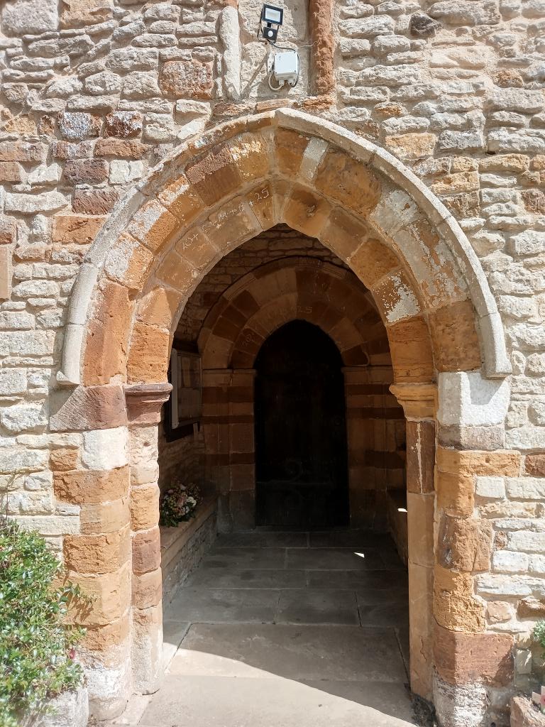 phil0073's tweet photo. The southern Porchway of #StPetersCogenhoe , #Northamptonshire .#PhilOnaBike #MasonryMonday #dailydoor @DoorsNo3828 #AdoorableThursday https://t.co/zYeGZNtcEw