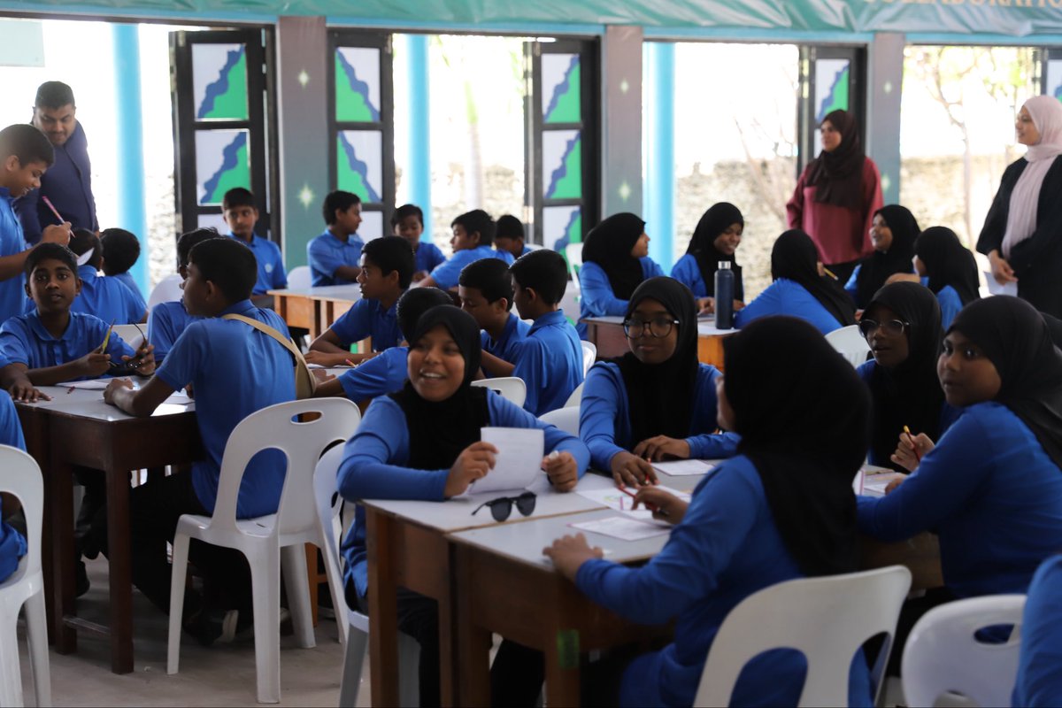 URAGovMv's tweet photo. މި އޮތޯރިޓީއާއި ދ. އަތޮޅު ތައުލީމީ މަރުކަޒާ ގުޅިގެން، އާންމު ބޭނުންތަކުގެ ހިދުމަތްތަކާއި ހިދުމަތްތަކުގެ ދާއިރާއާ ގުޅޭގޮތުން، އެ ސުކޫލުގެ ގްރޭޑް 7 ގެ ދަރިވަރުންނަށް އަމާޒުކޮށްގެން ކުރިއަށްގެންދެވުނު މައުލޫމާތު ސެޝަނުގެ ތެރެއިން. https://t.co/kmvLxDopWk
