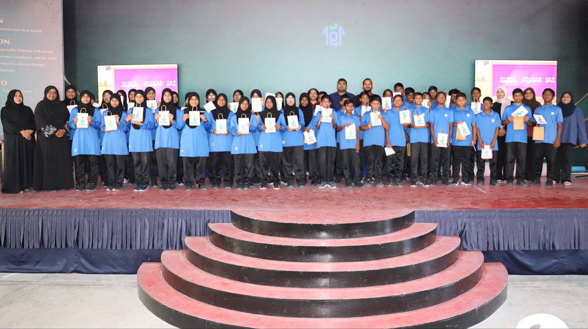 URAGovMv's tweet photo. މި އޮތޯރިޓީއާއި ދ. އަތޮޅު ތައުލީމީ މަރުކަޒާ ގުޅިގެން، އާންމު ބޭނުންތަކުގެ ހިދުމަތްތަކާއި ހިދުމަތްތަކުގެ ދާއިރާއާ ގުޅޭގޮތުން، އެ ސުކޫލުގެ ގްރޭޑް 7 ގެ ދަރިވަރުންނަށް އަމާޒުކޮށްގެން ކުރިއަށްގެންދެވުނު މައުލޫމާތު ސެޝަނުގެ ތެރެއިން. https://t.co/kmvLxDopWk