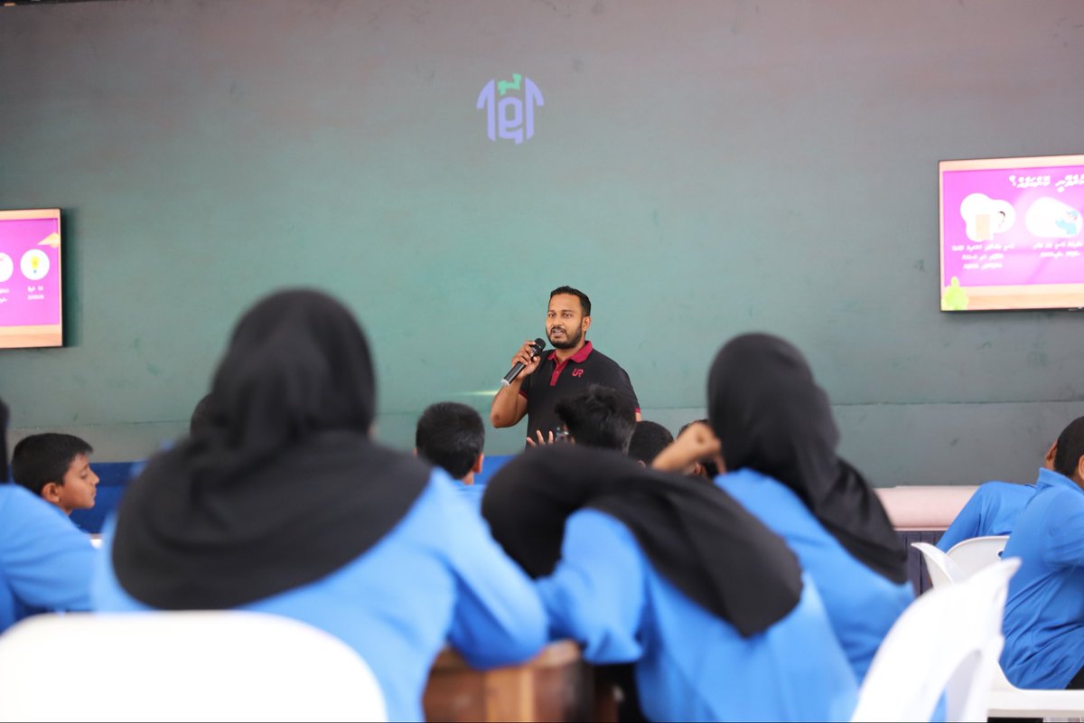 URAGovMv's tweet photo. މި އޮތޯރިޓީއާއި ދ. އަތޮޅު ތައުލީމީ މަރުކަޒާ ގުޅިގެން، އާންމު ބޭނުންތަކުގެ ހިދުމަތްތަކާއި ހިދުމަތްތަކުގެ ދާއިރާއާ ގުޅޭގޮތުން، އެ ސުކޫލުގެ ގްރޭޑް 7 ގެ ދަރިވަރުންނަށް އަމާޒުކޮށްގެން ކުރިއަށްގެންދެވުނު މައުލޫމާތު ސެޝަނުގެ ތެރެއިން. https://t.co/kmvLxDopWk