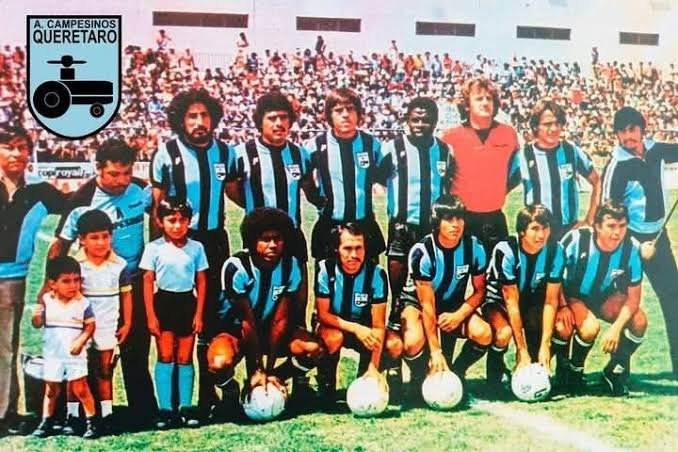 HUBEMX's tweet photo. @autenticohincha @zeruch124 @soyangelquinter @Vatioz @Keukamx Querétaro FC uso el uniforme rayado por primera vez en la temporada 1990-1991. 

Segun leí comenzó a usarse por sugerencia de un directivo de Gallos Blancos que también fue directivo del equipo Atletas Campesinos. 

Aunque en los años 90 no era fijo y se alternaba con el blanco. https://t.co/UtQgQQkHIr