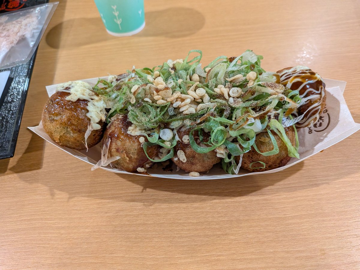 teroichi's tweet photo. この前銀だこに開店したすぐ後にこの魚介系旨味たこ焼きを頼んだが10分ぐらい待って食べたら激アツで味をあまり感じとれなかった。魚介系に熱さはいらんやろ。魚泣くで。これからはお持ち帰りにしないとまた同じことになるかもな https://t.co/InuV9XmIU7