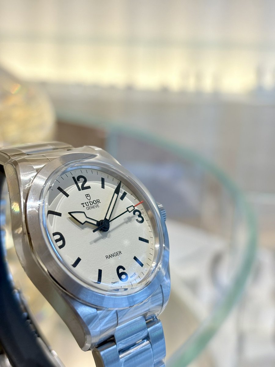 MONTAGNEnagoya's tweet photo. 【新入荷速報】
チューダー「レンジャー39」
Ref.M79950-0008

アイボリーカラーが目新しい、人気急騰中のレンジャー39が入荷しました！
品薄状態が続いているモデルです。お早めにお問い合わせください。

#チューダー #レンジャー #腕時計 #名古屋 #モンテーヌ https://t.co/n5yrUnL0Bx