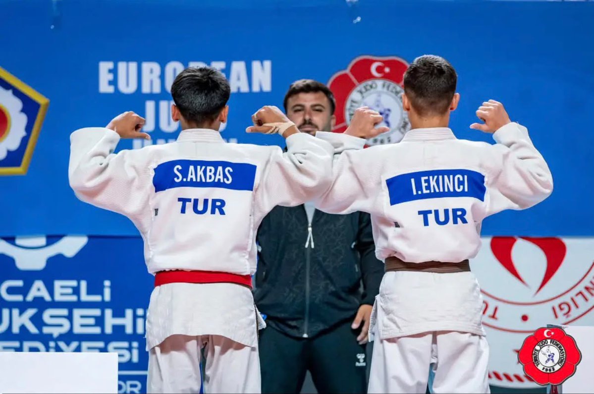 sanliurfabld's tweet photo. Avrupa’da Şanlıurfa rüzgârı esti🥋

Kocaeli’de düzenlenen Yıldızlar Avrupa Kupası’nda, 12 ülkeden 40 kulüp ve 442 sporcunun mücadele ettiği organizasyonda Şanlıurfa Büyükşehir Belediyesi Bireysel Spor Kulübü sporcularımız büyük bir başarıya imza attı.

🥈 İbrahim Halil Ekinci (50 kg) Avrupa ikincisi
🥈 Ramazan Kutemur (66 kg) Avrupa ikincisi
🥉 Şığ Müslüm Akbaş (50 kg) Avrupa üçüncüsü

Sporcularımızı, kıymetli antrenörlerimizi ve emeği geçen herkesi gönülden tebrik ediyor; Şanlıurfa Büyükşehir Belediyesi olarak spora ve sporcuya yatırım yapmaya, geleceğin şampiyonlarını yetiştirmeye kararlılıkla devam ediyoruz🇹🇷