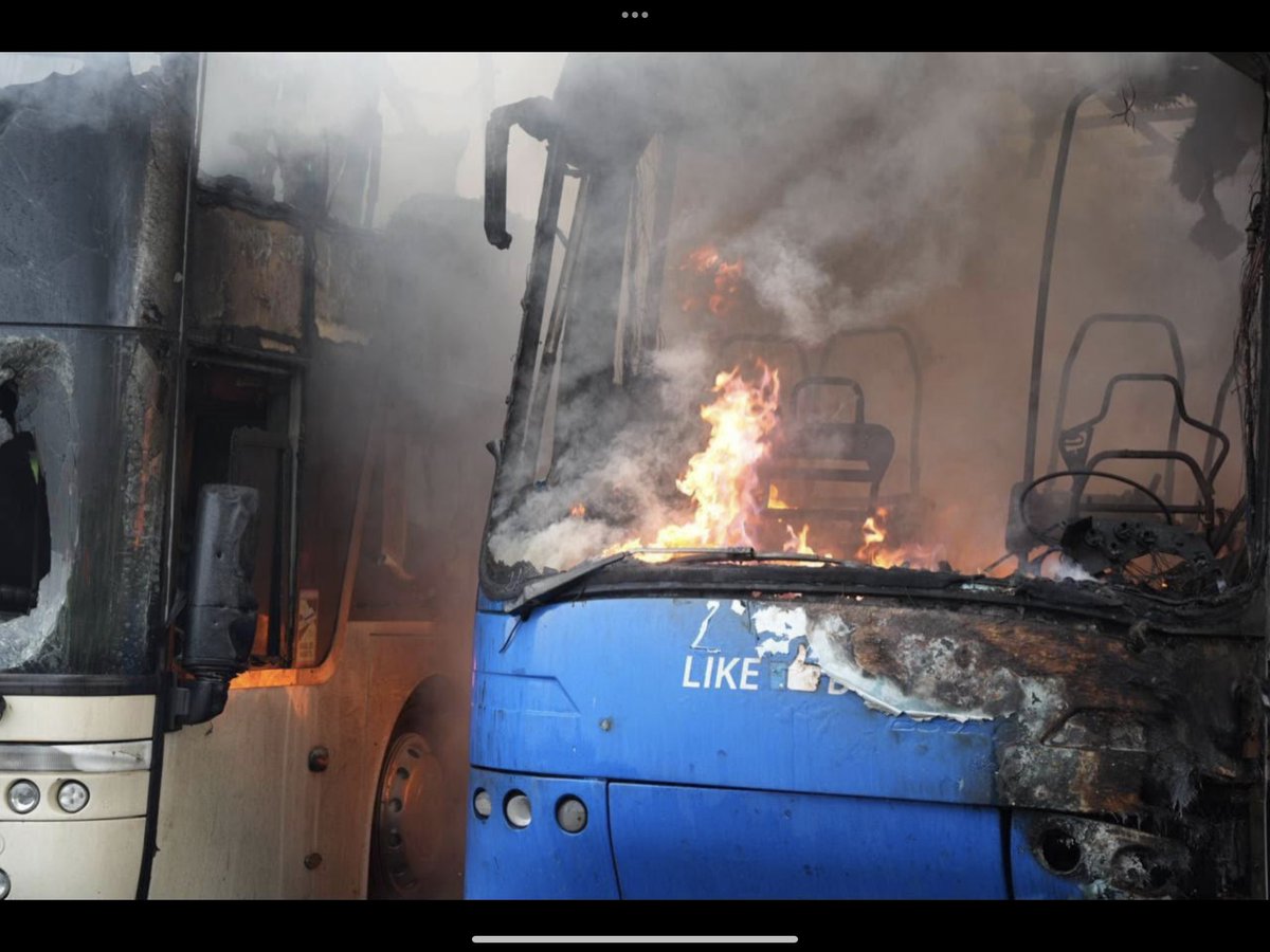 GrafKorina's tweet photo. Russland greift erneut zivile Infrastruktur an.
In Odessa wurden bei einem Angriff ein Busdepot und ein Sanatorium getroffen. Sechs Busse brannten vollständig aus, elf weitere Busse sowie sechs Autos wurden beschädigt. Vier Menschen wurden verletzt. Das sind keine militärischen Ziele – betroffen sind Menschen und die Infrastruktur ihres Alltags