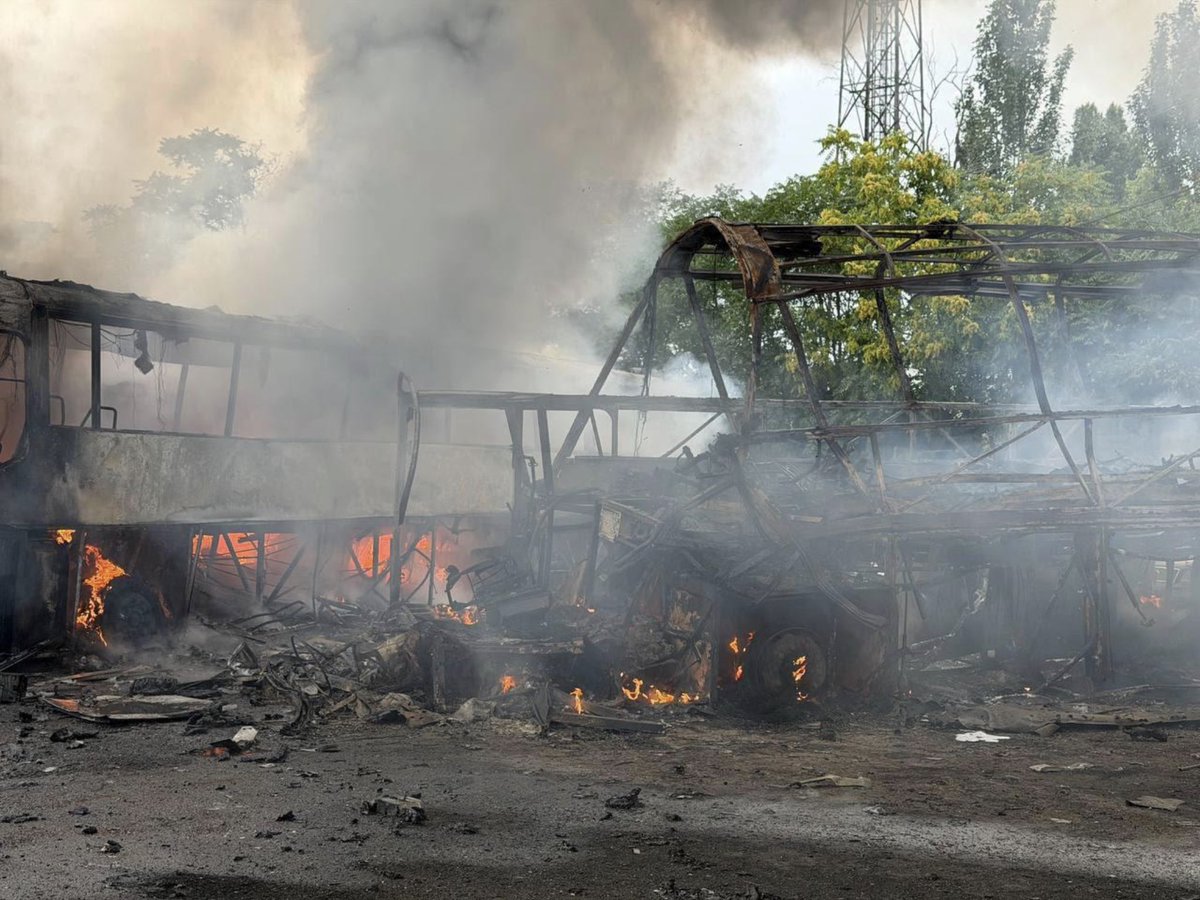 GrafKorina's tweet photo. Russland greift erneut zivile Infrastruktur an.
In Odessa wurden bei einem Angriff ein Busdepot und ein Sanatorium getroffen. Sechs Busse brannten vollständig aus, elf weitere Busse sowie sechs Autos wurden beschädigt. Vier Menschen wurden verletzt. Das sind keine militärischen Ziele – betroffen sind Menschen und die Infrastruktur ihres Alltags