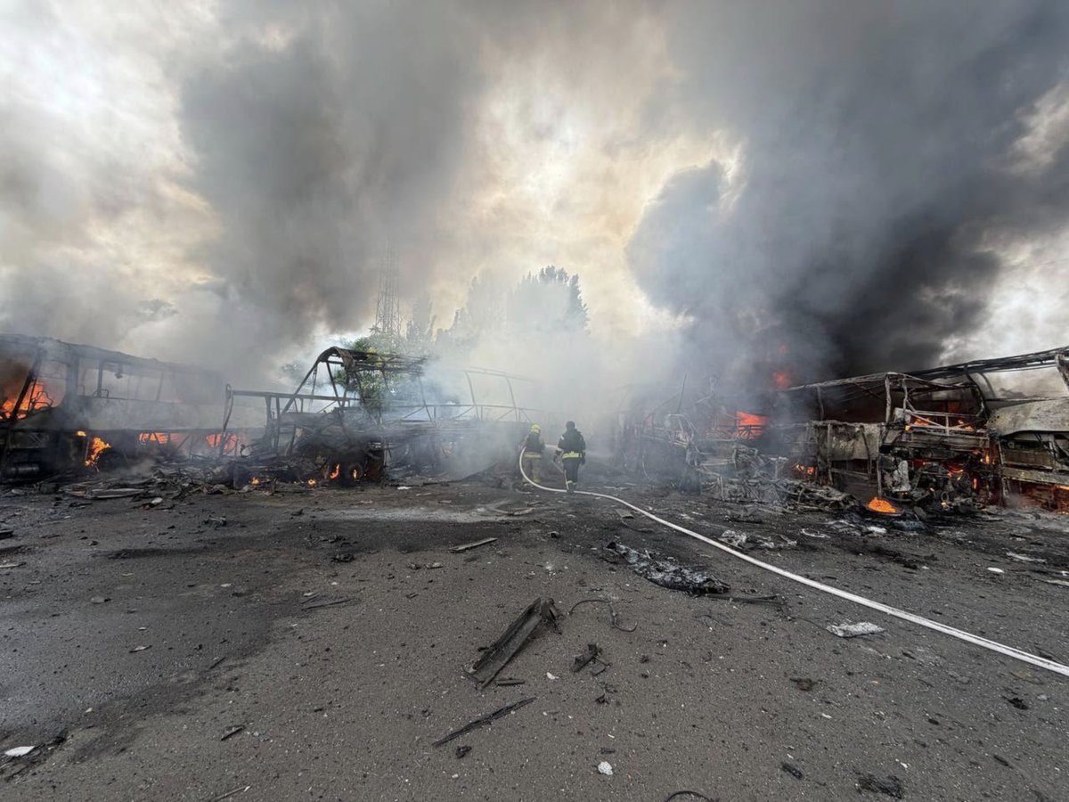 GrafKorina's tweet photo. Russland greift erneut zivile Infrastruktur an.
In Odessa wurden bei einem Angriff ein Busdepot und ein Sanatorium getroffen. Sechs Busse brannten vollständig aus, elf weitere Busse sowie sechs Autos wurden beschädigt. Vier Menschen wurden verletzt. Das sind keine militärischen Ziele – betroffen sind Menschen und die Infrastruktur ihres Alltags