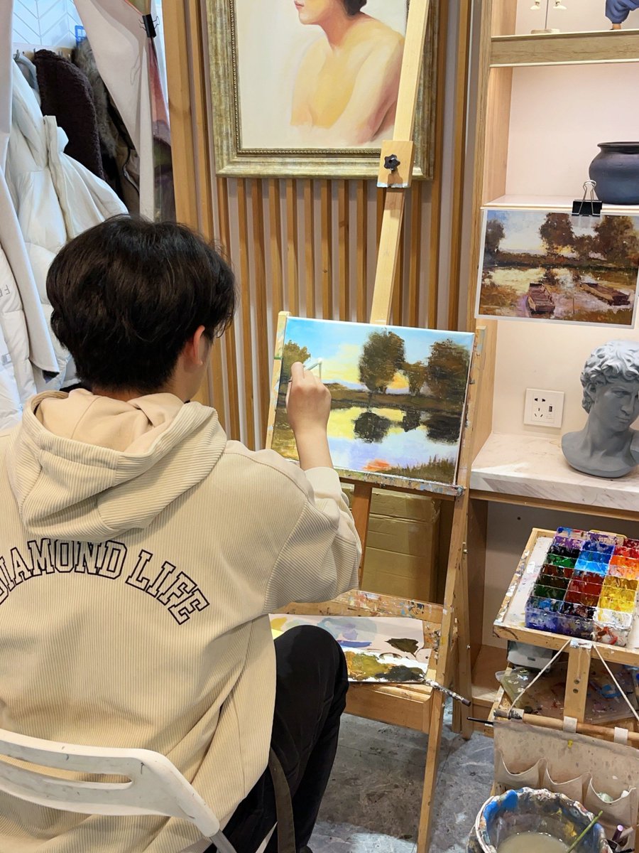 donghwanle15175's tweet photo. [Join our Campus Design Club's poster design workshop this Fri 4pm at Studio 3! Get pro tips, meet creative peers u0026 take home your own art piece—spots are limited, DM to sign up!]， https://t.co/tAxrSwBOhG