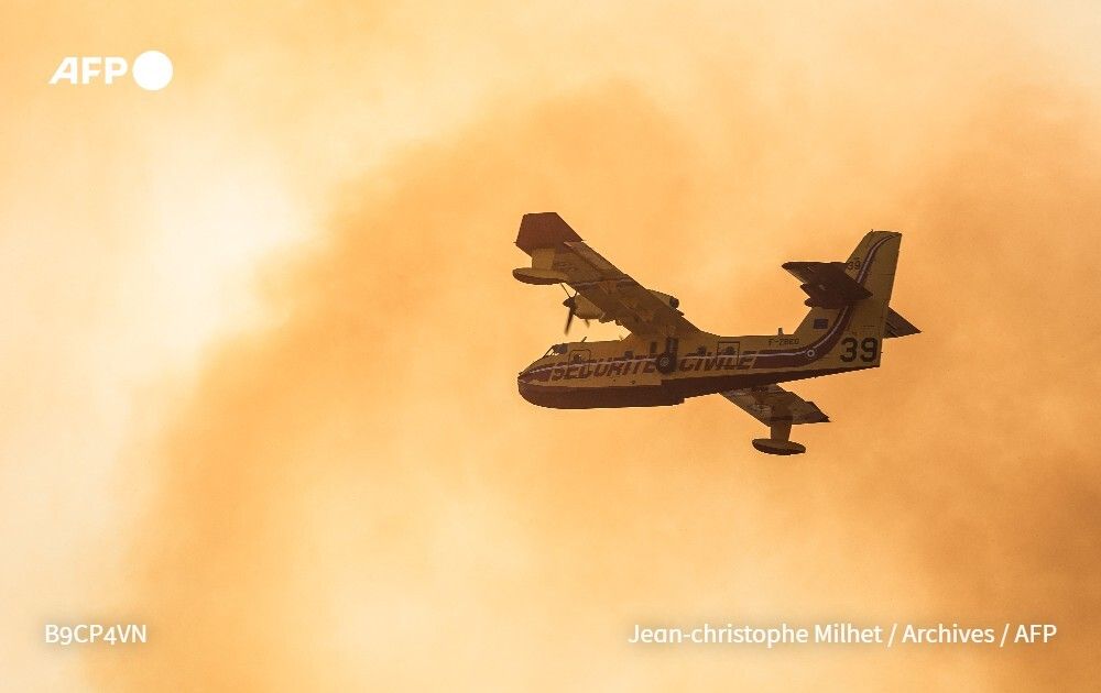 🇫🇷 Fontainebleau: deux Canadair ont été déployés lundi matin pour lutter contre les feux qui touchent le sud de la Seine-et-Marne, notamment la forêt de Fontainebleau, en proie depuis dimanche à un incendie d'une "ampleur exceptionnelle" selon les autorités ⤵️