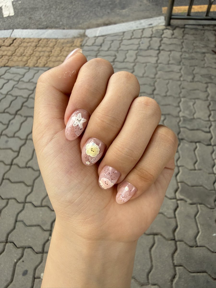 Aruru_0z's tweet photo. 요새 일이랑 플로 시작하는 회사 덕에 기분전환으루 해파리(?) 네일해써요☺️ https://t.co/3Q18BL6r0q