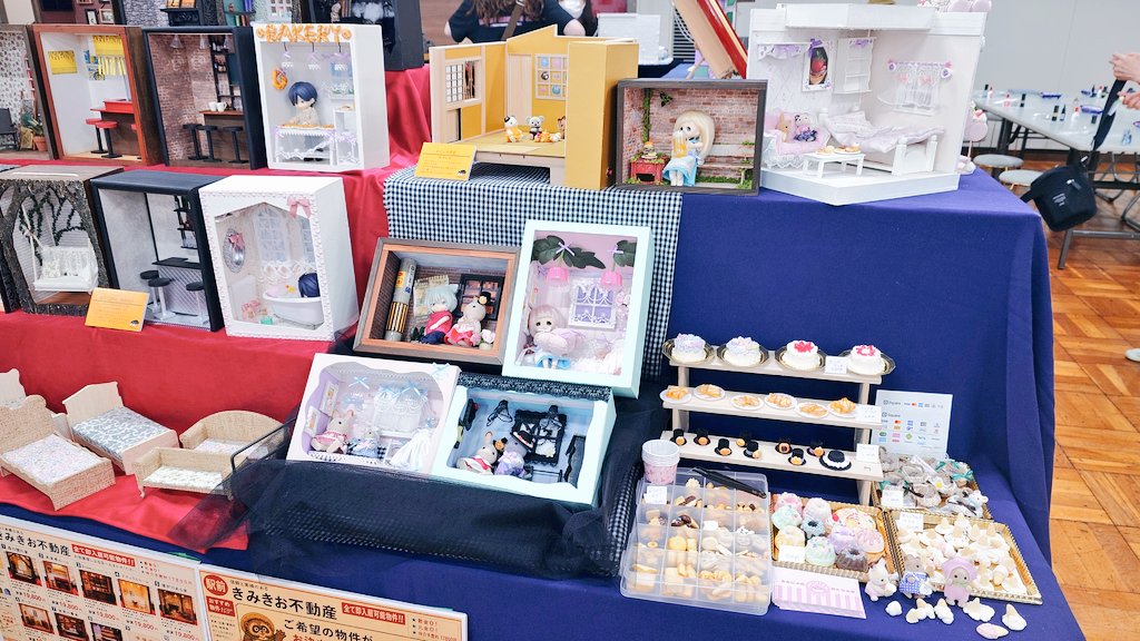 aminyasatelier's tweet photo. 東京ドールハウスミニチュアショウありがとうございました！
皆さんと世界観が違って浮いてるのではと思いましたが、「あみにゃワールド全開ね！」「可愛い」「好き」等お声をいただき嬉しかったです🐱
展示のかき氷の作り方を割と沢山の方に聞かれました🍧WSやる？ご希望あれば😊スイーツ螺旋階段も！ https://t.co/kal94Xm9jI