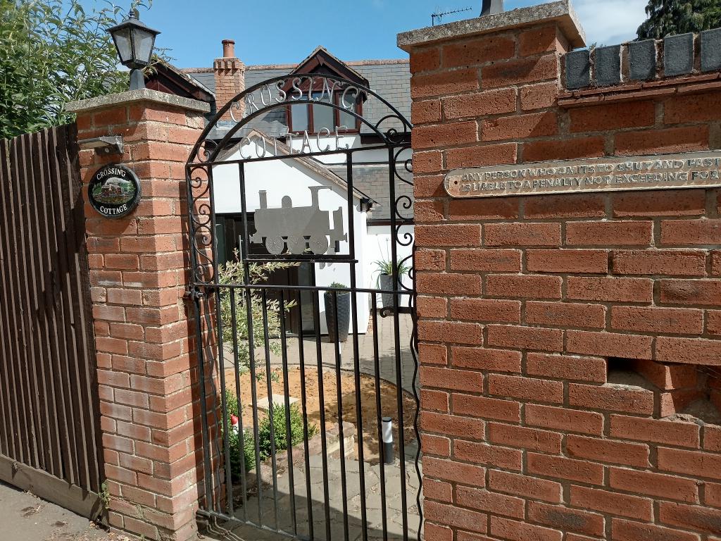 phil0073's tweet photo. #Lovegates at crossing cottage by #CogenhoeMill , #Northamptonshire. By the former route of the #LNWR / #NeneValleyRailway
#PhilOnaBike @LoveOfGates #MasonryMonday #Thursgate https://t.co/4kzQHqosKh