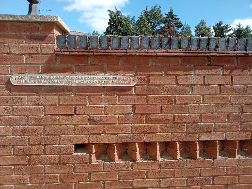 phil0073's tweet photo. #Lovegates at crossing cottage by #CogenhoeMill , #Northamptonshire. By the former route of the #LNWR / #NeneValleyRailway
#PhilOnaBike @LoveOfGates #MasonryMonday #Thursgate https://t.co/4kzQHqosKh