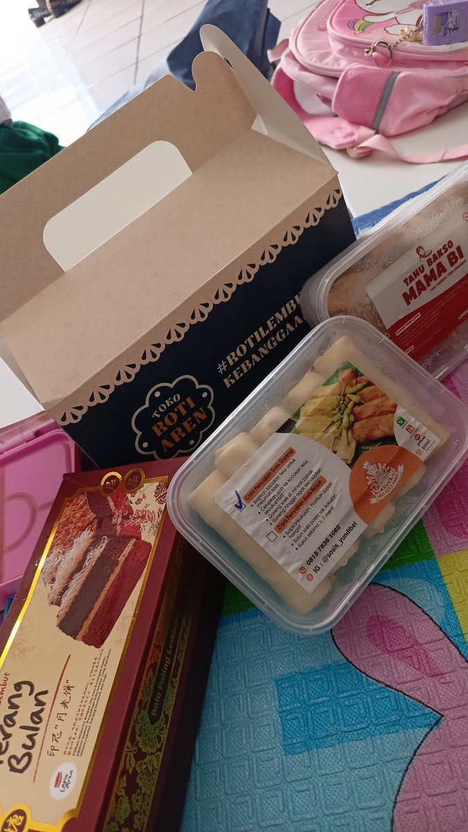 ichiibumps's tweet photo. Asupan tenaga, dapat oleh-oleh dari walimurid (arigatou~),, 2jam aja rasanya lelah banget, hari pertama mpls.. https://t.co/ftZ3NmP9J4