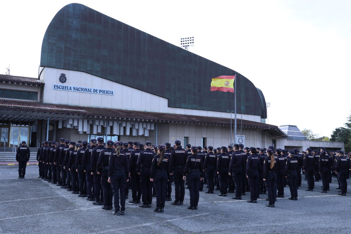 policia's tweet photo. ⚠️¡ATENCIÓN OPOSITORES!⚠️

Ya tenemos convocatoria para ingreso a la @policia 

Escala Básica ➡️2.704 plazas
Escala Ejecutiva➡️150 plazas

Más info⤵️
https://t.co/TNSX3LD4H6 https://t.co/rwn1M2KOXn