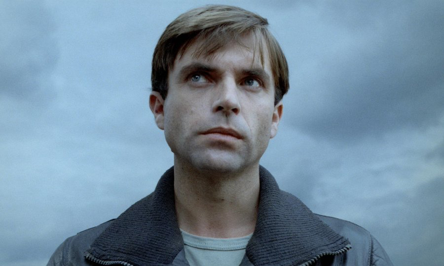 TheCinesthetic's tweet photo. Rest in peace. A true screen legend. 🕊️

Sam Neill brought warmth, wit, and quiet strength to every role he played. For generations, he’ll always be Dr. Alan Grant, the heart of Jurassic Park. https://t.co/Lr5HWGY5ik
