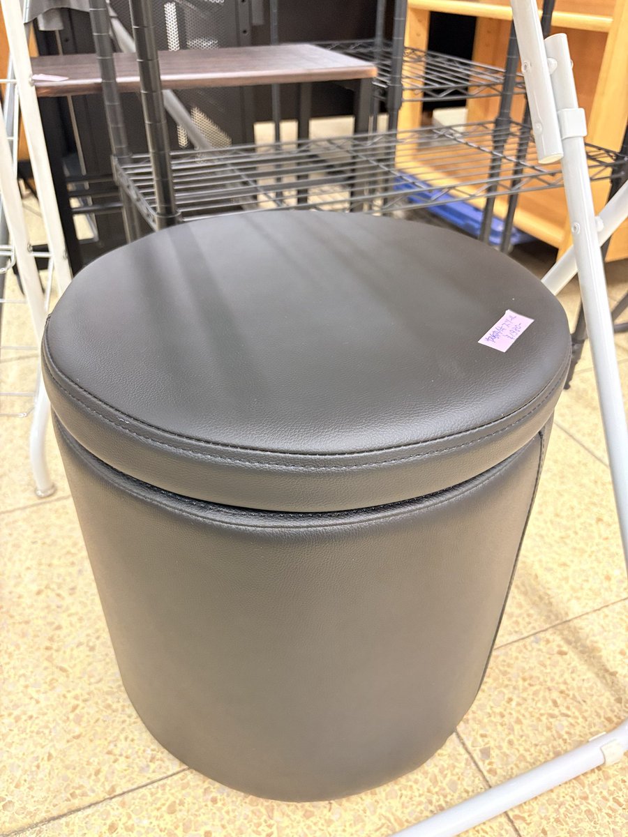 便利そうなスツール発見?‼️ 1980円? 高さ40cm 直径37cmくらい ご 