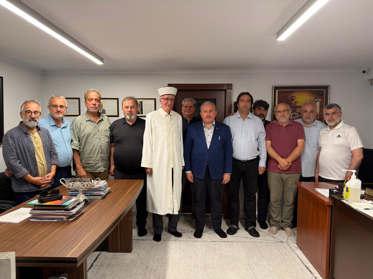 MustafaSentop's tweet photo. Batı Trakya’da hukuk ve kimlik davasının yılmaz temsilcisi, millî ve manevî değerlerimizin muhafızı İskeçe Müftülüğümüzü ziyaret ederek soydaşlarımızla hasret giderdik.

Seçilmiş Müftümüz Mustafa Trampa’nın, değerli dostlarımız İskeçe Milletvekili Hüseyin Zeybek ve Ozan Ahmetoğlu kardeşlerimizin kararlı duruşu, azmi ve sabrı her türlü takdirin üstündedir.

Gönül coğrafyamızla bağımız dün olduğu gibi bugün de kuvvetlidir; yarın daha da kuvvetli olacaktır.