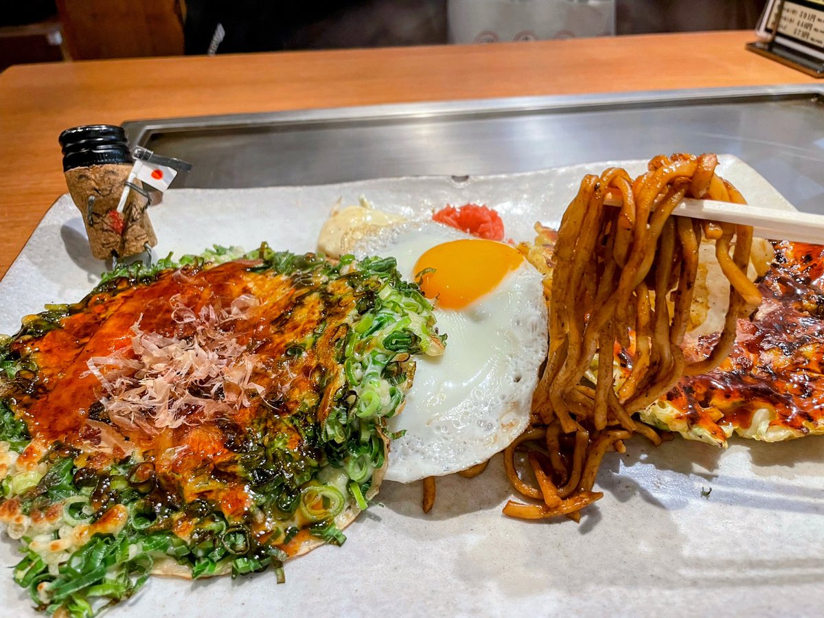 Winger2499's tweet photo. Okonomiyaki
😋お好み焼き💕
新大阪駅にある「めっせ熊🐻」にて、「お好み焼き」に「目玉焼き🍳」、「焼きそば」、「ねぎ焼き」のゴージャスメニュー「セット熊🐻」を頂きます🙏 https://t.co/VG1Yu1lO47