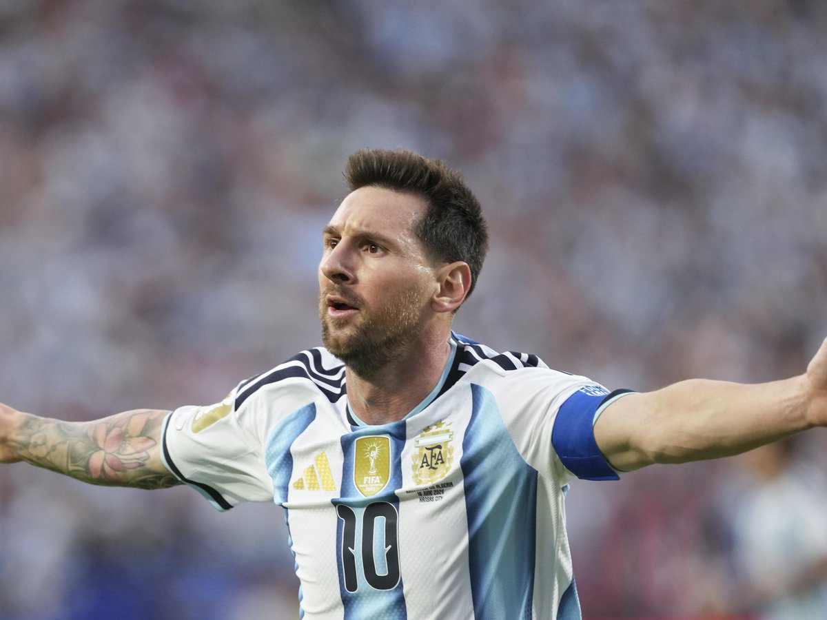 ChinaDaily's tweet photo. #MediaFocus Telemundo, citing Nielsen data, reported that nearly half of US viewers of the 2026 #FIFA World Cup have watched at least some matches with Spanish-language commentary, reflecting growing interest among English-speaking fans.
According to the AP, many viewers are drawn to the energy of Spanish-language commentators, while some #Spanish-language channels and streaming services are also more affordable. Fans say they don't need to understand every word to follow the match or feel the excitement.
TV host #TrevorNoah also praised Telemundo's coverage for showing more of the on-field action during breaks, rather than cutting away to commercials. #WorldCup2026