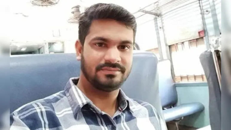 ndtv's tweet photo. Odisha Man Dies After Wife Hits Him On Head With Mobile During Fight https://t.co/3WLH3I7HAl https://t.co/7TZAlJ1qJ3