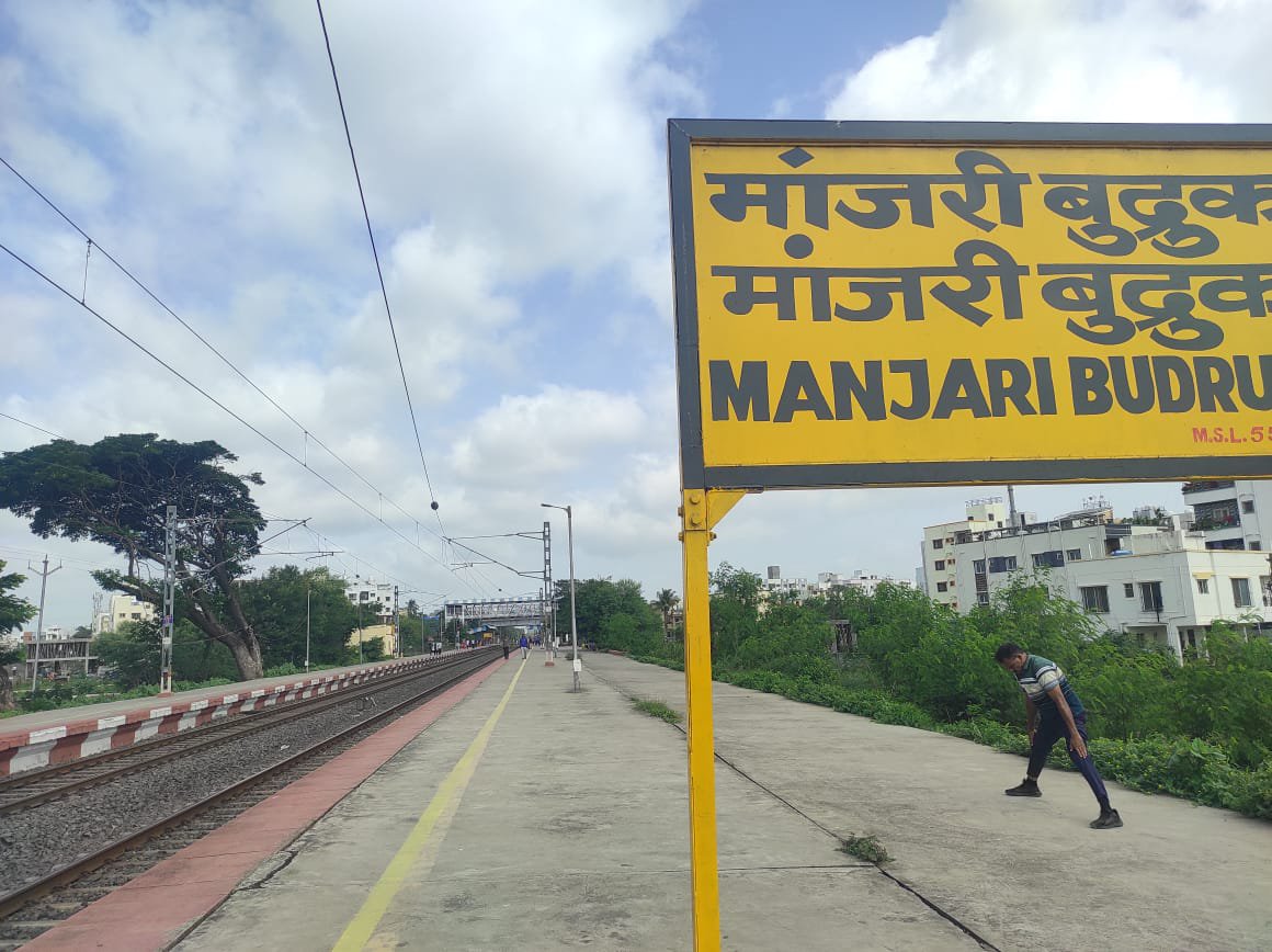 SunilpuneTM's tweet photo. No any concerned official yet to bother it. If any accident happened at Manjari Budruk railway station on platform middle signal pole then whole responsibility of you and concerned officer. Thanks
 @Chandu_Gosavi @RailwaySeva @RailMinIndia @Central_Railway @drmpune @TV9Marathi https://t.co/7Lz2a09Wxc