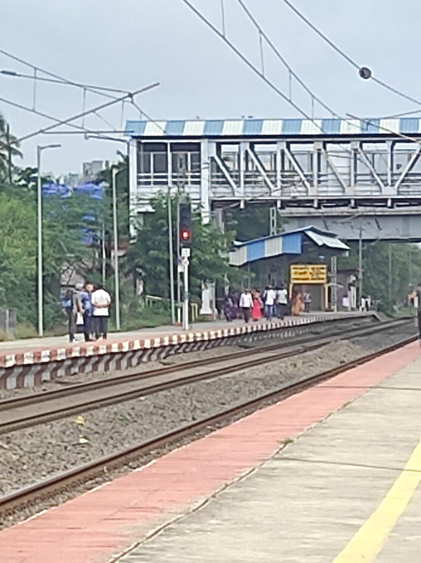 SunilpuneTM's tweet photo. No any concerned official yet to bother it. If any accident happened at Manjari Budruk railway station on platform middle signal pole then whole responsibility of you and concerned officer. Thanks
 @Chandu_Gosavi @RailwaySeva @RailMinIndia @Central_Railway @drmpune @TV9Marathi https://t.co/7Lz2a09Wxc