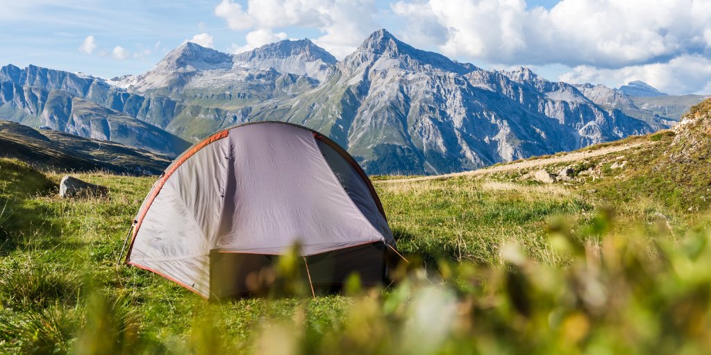 TCS_Schweiz's tweet photo. In der Schweiz ist Wildcampen grundsätzlich nicht verboten. Das bedeutet jedoch nicht, dass es überall erlaubt ist. Die Vorschriften unterscheiden sich je nach Kanton und Gemeinde. Mehr dazu 👉 https://t.co/zlr1Uvzfut
#myTCS #Camping #Schweiz #Natur https://t.co/fS2zrXDr0I