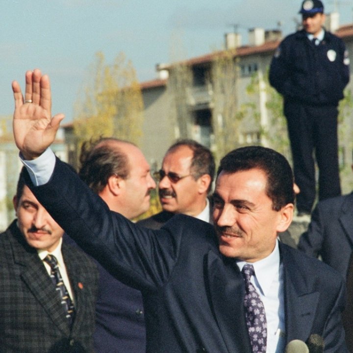 bpthaber's tweet photo. Muhsin Yazıcıoğlu'nun helikopter kazasında hayatını kaybetmesine ilişkin yürütülen soruşturma kapsamında 30 adrese eş zamanlı operasyon düzenlendi.

Operasyonda 25 şüpheli yakalanırken, 2 şüphelinin cezaevinde, 2 şüphelinin ise yurt dışında olduğu belirlendi. https://t.co/uPRR8TzgI3