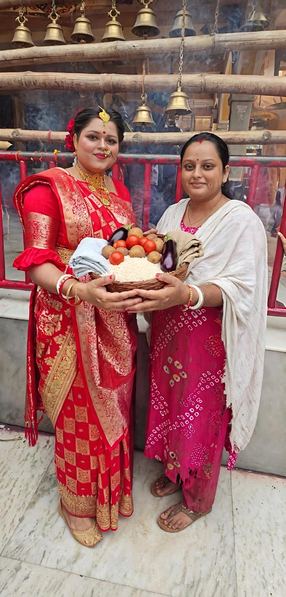 Miss_mallika89's tweet photo. Today, some moments of donating items to poor women for a special occasion at my ancestral home. ❤️💛 #Todayshots #donating #occasion #homesforhomeless #FoodieLife #Temple https://t.co/2YyKCGEjrV
